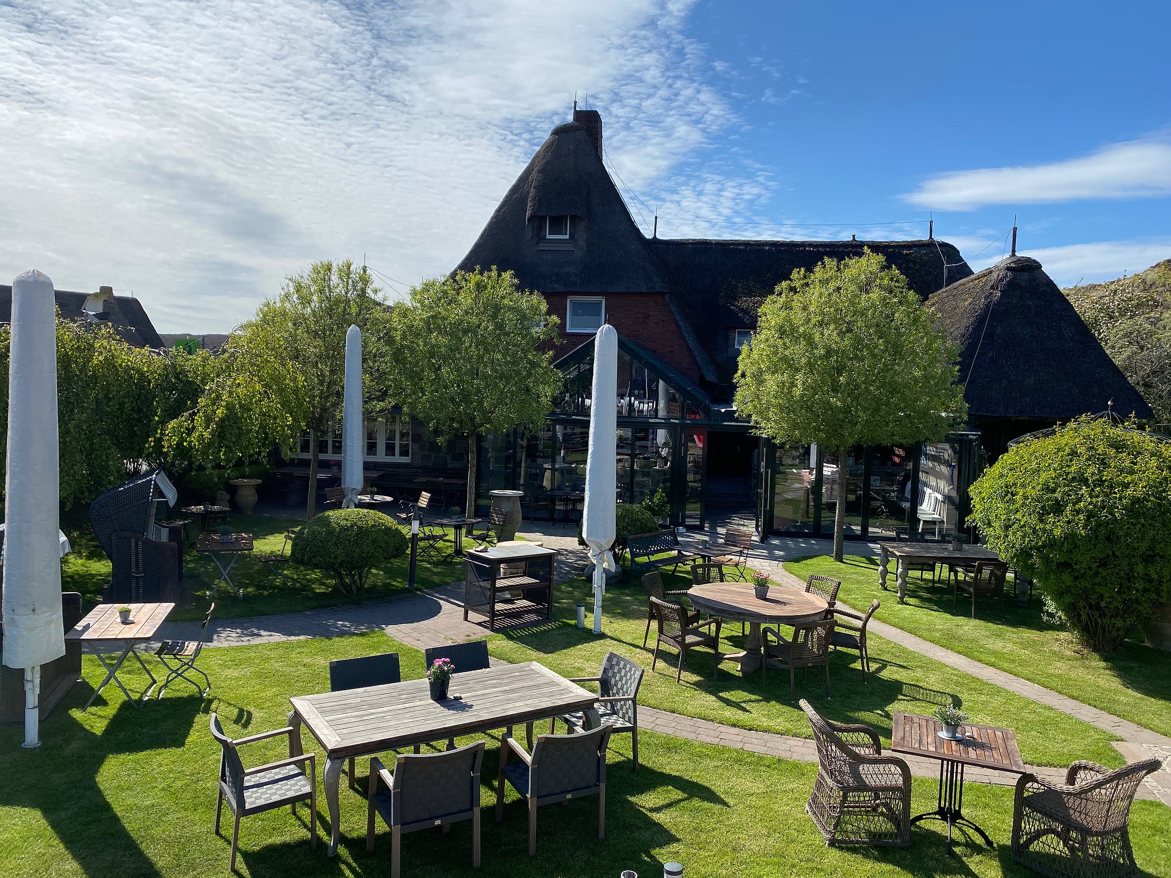 Die Alte Backstube in List auf Sylt — Außengastronomie im Reetdach-Garten