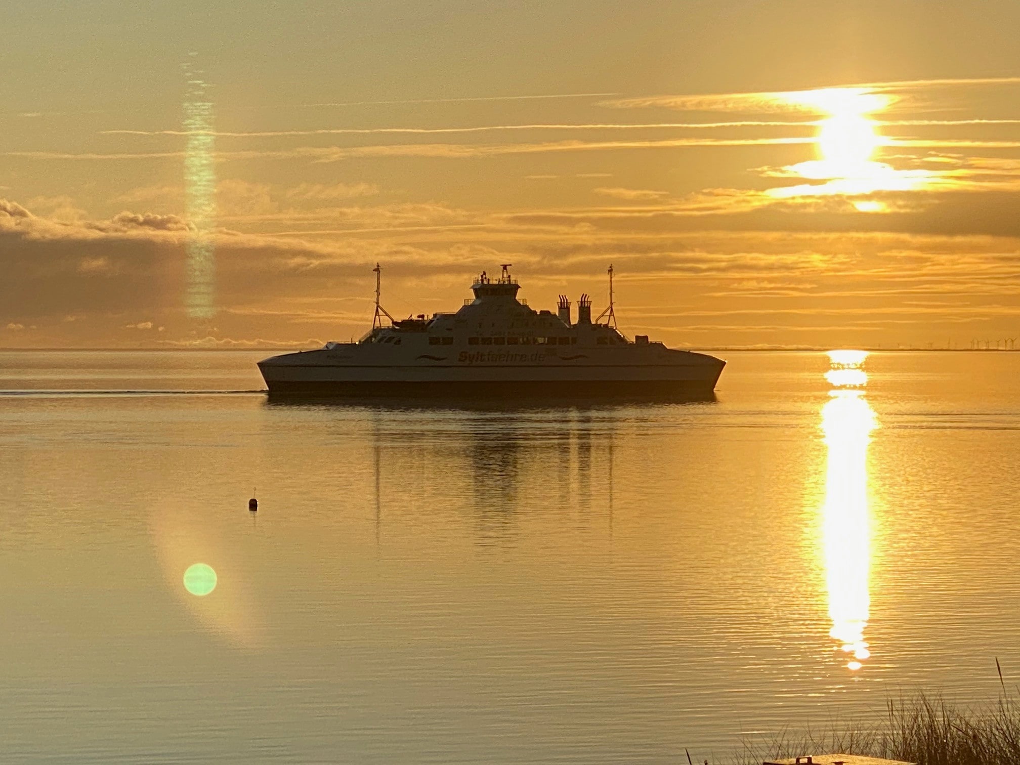 Die Syltfähre im Sonnenuntergang verlässt die Insel