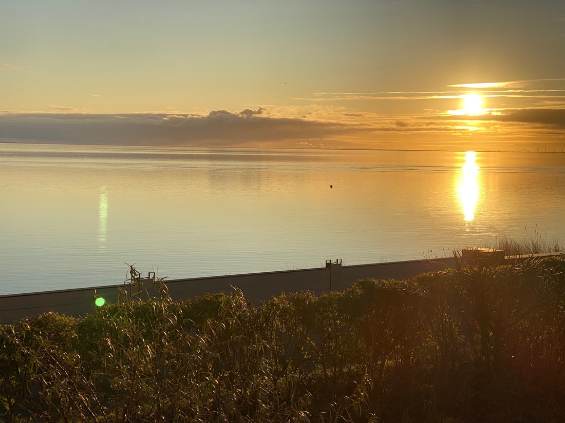 Goldenes ruhiges Wattenmeer bei Sonnenuntergang