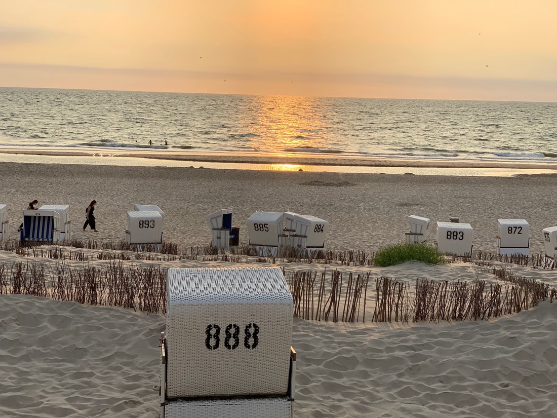 Strandkörbe am Sylter Strand im Abendlicht