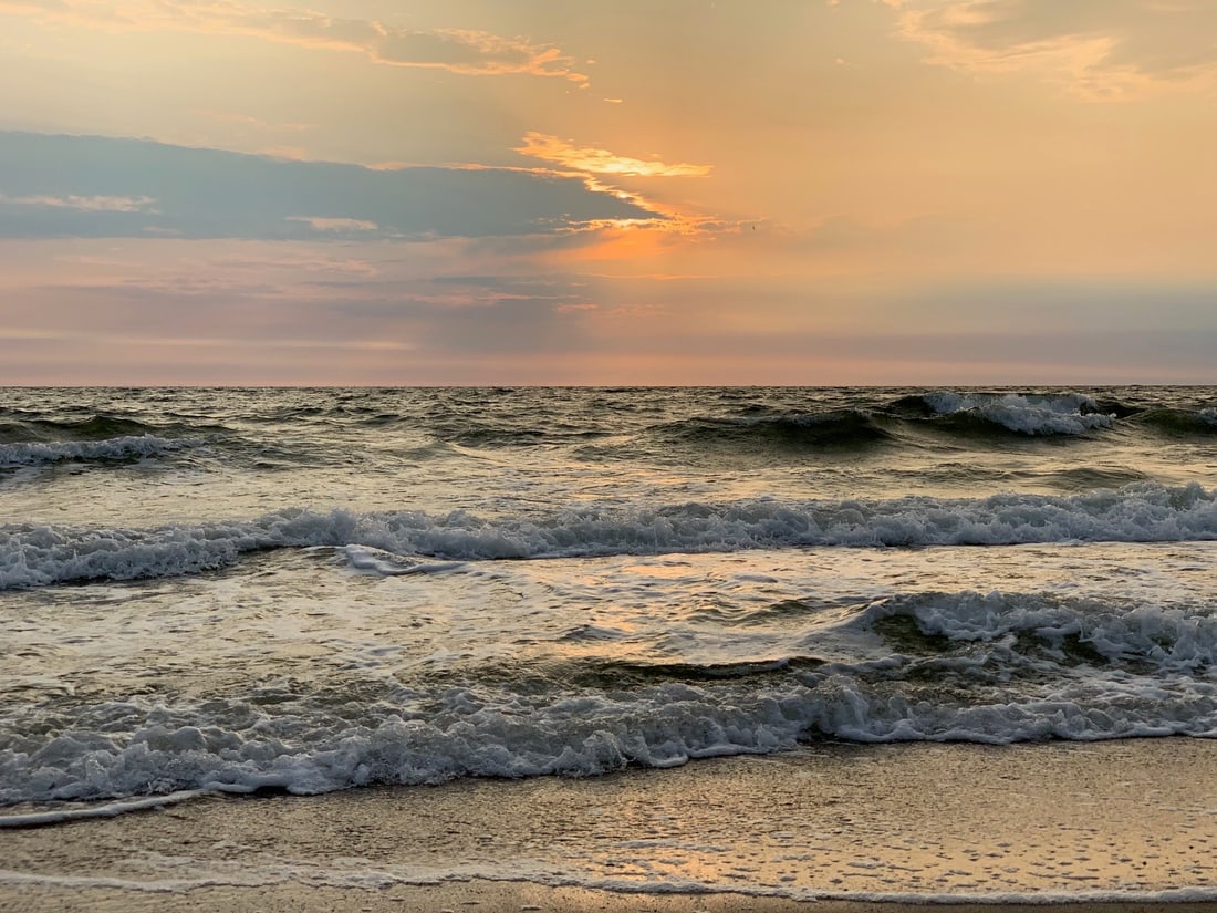 Brandung der Nordsee bei Sonnenuntergang auf Sylt